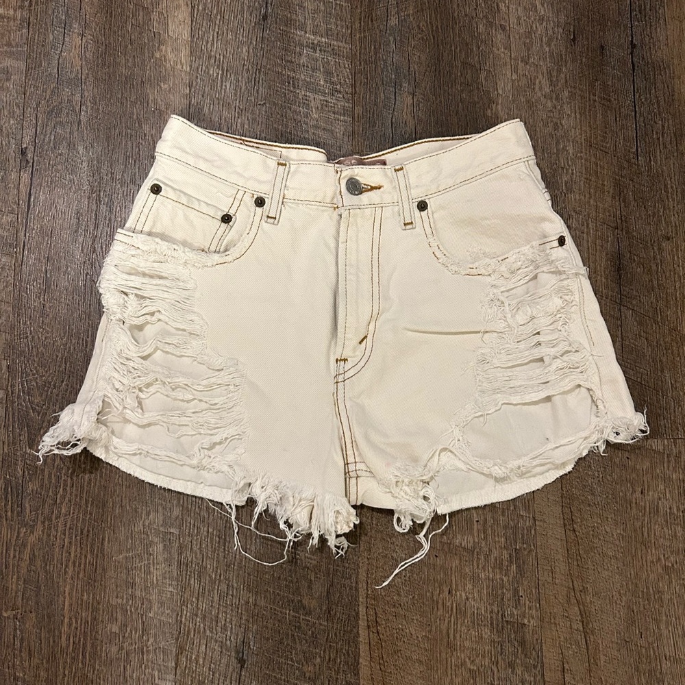 Vintage White Levi’s Shorts Size 25